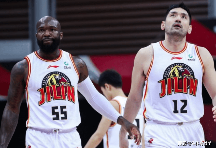 九游官网入口地址-橄榄球杯赛，皖江闪电队与塞北玄武队大胜，阵地战处理得当！经验成为胜负手(欧洲三大杯赛大满贯)